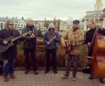 Борис Гребенщиков и «Аквариум» выступили в Костроме с уличным концертом