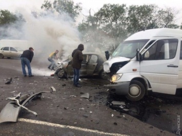 На трассе Одесса-Рени в автобус с футболистами врезалась легковушка: водитель погиб