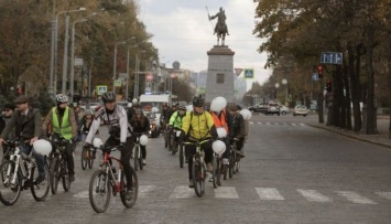 Харьков: участники велопробега в британском стиле ратовали за велодорожку