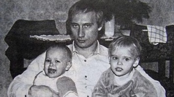 Журналисты нашли редкие фотографии Владимира Путина и его дочерей
