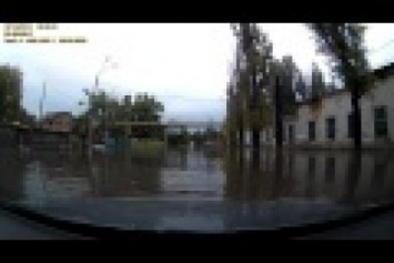 Одессит ценой своего автомобиля искал самое глубокое место на затопленной Пересыпи (ВИДЕО)