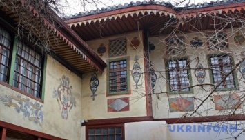 Оккупанты сносят исторический памятник Ханского дворца в Крыму