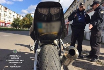 По Северодонецку катался мотоциклист без документов и с чужими номерами