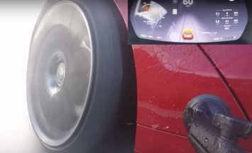 Tesla Model S P100D: как разгоняется самый быстрый электромобиль на мокрой дороге