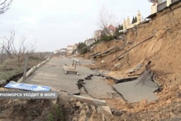 Под Одессой оползни: Фешенебельные дома рушатся, а дорога уже сползла в море (ФОТО)