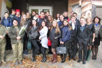 Военные рассказали Мирноградским (Димитровским) школьникам о жизни на войне, солдатском братстве и волонтерской помощи