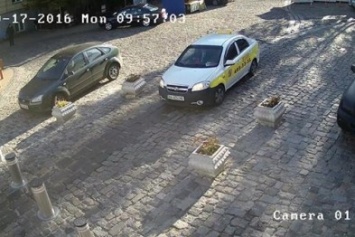 Водитель такси сбил боллард на Андреевском спуске (ВИДЕО)