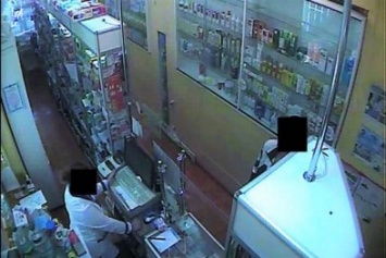 В Одессе грабитель угрожал ножом аптекарю, чтобы забрать настойку боярышника (ВИДЕО)