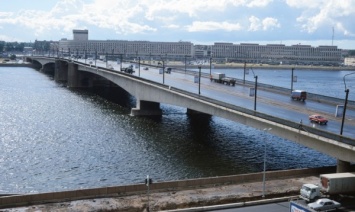 В Петербурге мужчина упал в Неву с моста Александра Невского