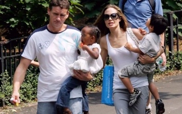 Экс-телохранитель Джоли и Питта считает себя неофициальным отцом их детей