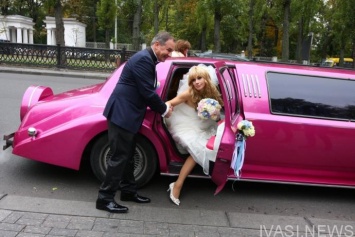 Свадебный кортеж мэра Глухова: розовый цвет и ассоциации с Барби