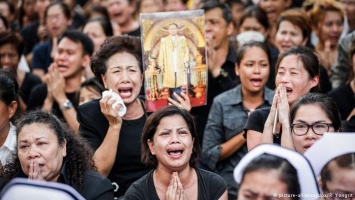 «Заставляют отдавать поклоны и молиться» - в Таиланде нападают на людей, недостаточно скорбящих о покойном короле