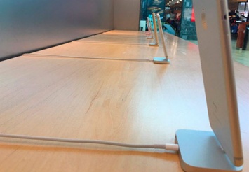 Секретная функция в демонстрационных iPhone делает бессмысленной кражу смартфонов из магазинов Apple