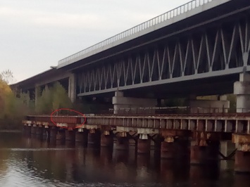 На строящемся мосту на Троещину украли два пролета