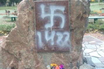На Полтавщине вандалы нарисовали свастику на памятнике жертвам Холокоста