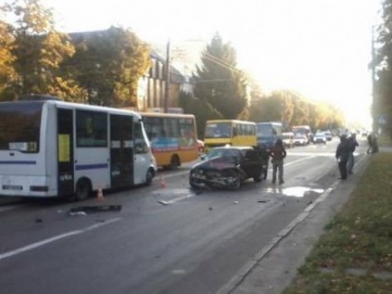 Автомобиль "влетел" в маршрутку с пассажирами в Ровно