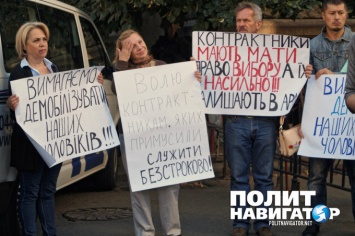 Наплевав на протесты солдатских матерей, Порошенко ветировал закон об отмене контрактного рабства