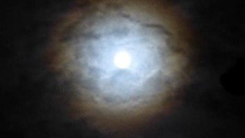 В небе над северной Англией видели редкое явление - лунную радугу