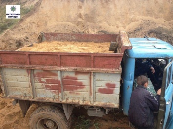 Патрульные задержали в Витовском районе копателей песка