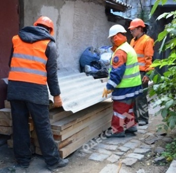 В Одессе восстанавливают дом, который обрушился во время стихии (фото)
