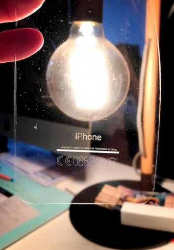 Владельцы iPhone 7 в цвете «черный оникс» пожаловались на отклеивающиеся надпись «iPhone» и маркировку FCC [видео]