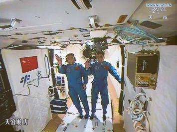 Китайский космический корабль "Шэньчжоу-11" с двумя космонавтами успешно состыковался с лабораторным модулем
