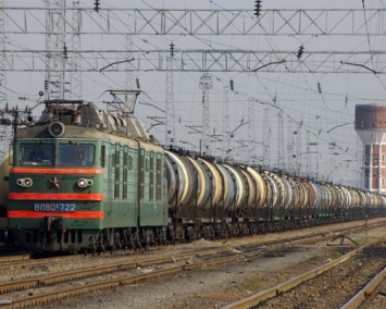Грузовой поезд столкнулся с КамАЗом в Красноярском крае