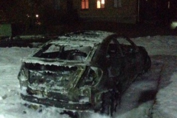 Жене мэра Глухова сожгли автомобиль (ФОТО)
