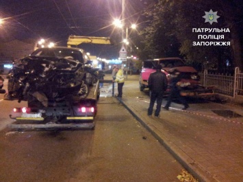 В Запорожье разбились две машины, устроившие гонки (Фото)