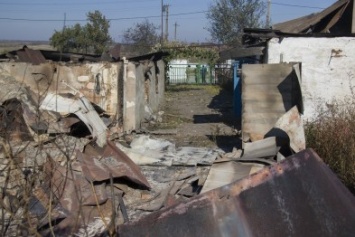 Четыре частных дома попали под обстрел вражеской артиллерии возле КПВВ Гнутово (ФОТО)