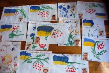 Херсонские волонтеры отправили бойцам в зону АТО детские рисунки с фотографиями маленьких авторов