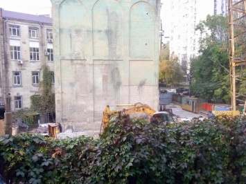 У Чкаловского сквера в Киеве развернули незаконное строительство