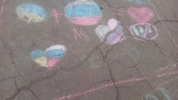 Запорожские школьники рисовали "любовь" между Украиной и Россией