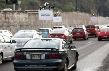 Uber c помощью дронов высмеял водителей автомобилей, которые стояли в пробке в Мехико