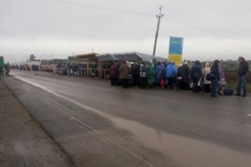 Ситуация на донбасских пунктах пропуска: резкое падение пассажиропотока и кошмары у КПВВ «Марьинка»