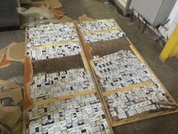 Украинец упаковал контрабандные сигареты в двери