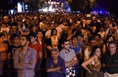 В центре Еревана вновь собираются митингующие