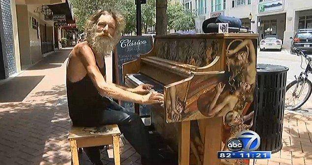 Бездомный сыграл на уличном пианино и «взорвал» сеть (ВИДЕО)