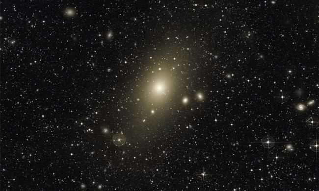 Очень Большой Телескоп обнаружил каннибализм галактических масштабов