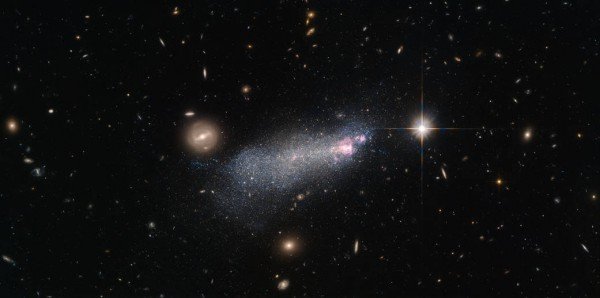 Галактику с тяжелыми умирающими звездами сфотографировал Hubble