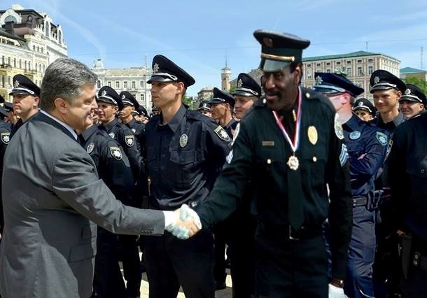 Сеть "взорвали" фотожабы на новую патрульную полицию (ФОТО)
