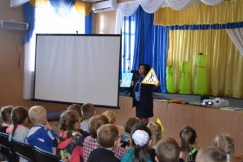 Школьникам Днепропетровщины показали веселые мультфильмы о правилах поведения на дороге (ФОТО)