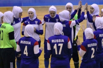 Российские спортсменки по мини-футболу надели на голову хиджабы в Иране во время игры