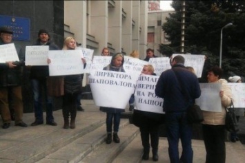 Жители Черноморска проводят митинг у здания Одесской облгосадминистрации (фото)