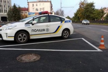 Днепровские копы заняли место для инвалидов на парковке перед горсоветом (ФОТО)