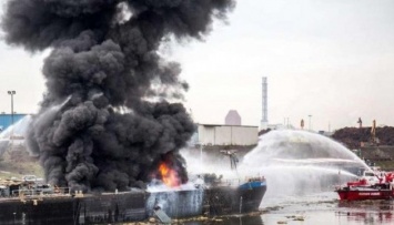 На юге Китая взорвался танкер с нефтью