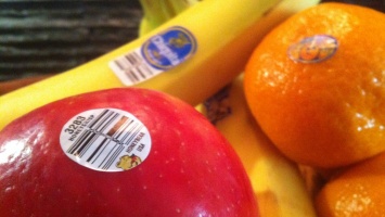 Знаете ли вы, для чего нужны эти наклейки на фруктах?