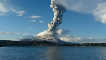 Камчатский вулкан выбросил шестикилометровый столб пепла