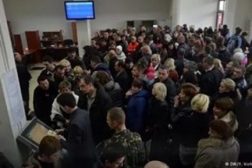 В Госкомрегистре пообещали, крымчане скоро забудут про огромные очереди