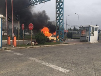 Пропуск через КПП "Краковец" временно приостанавливали из-за возгорания автомобиля